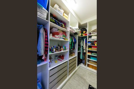 Casa de condomínio para alugar com 135m², 2 quartos e 2 vagas Casa de condomínio para alugar com 135m², 2 quartos e 2 vagasCloset da suíte