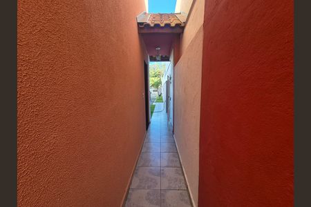 Casa de condomínio à venda com 132m², 3 quartos e 2 vagas Casa de condomínio à venda com 132m², 3 quartos e 2 vagasCorredor Lateral
