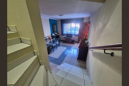 Escada de casa de condomínio à venda com 3 quartos, 132m² em Parque das Cigarreiras, Taboão da Serra
