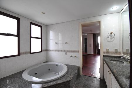 Apartamento à venda com 311m², 5 quartos e 3 vagasBanheiro da Suíte