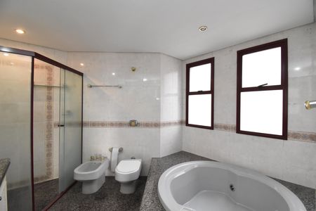 Apartamento à venda com 311m², 5 quartos e 3 vagasBanheiro da Suíte