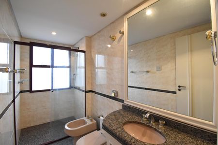 Apartamento à venda com 311m², 5 quartos e 3 vagasBanheiro da Suíte 2