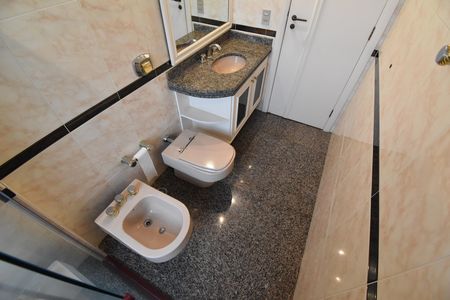 Apartamento à venda com 311m², 5 quartos e 3 vagasBanheiro da Suíte 2