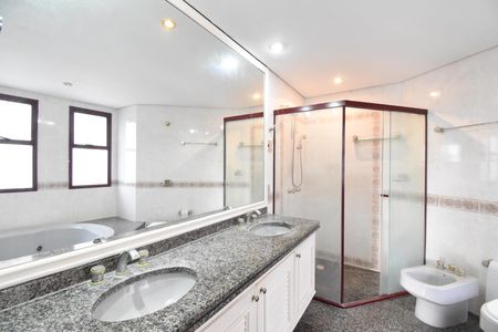 Apartamento à venda com 311m², 5 quartos e 3 vagasBanheiro da Suíte