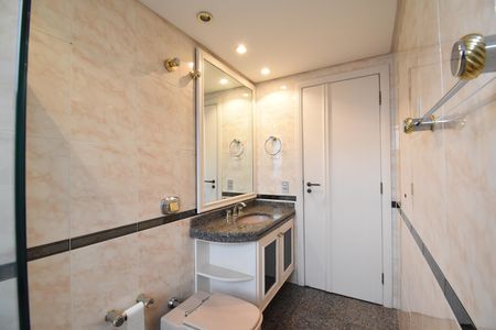 Apartamento à venda com 311m², 5 quartos e 3 vagasBanheiro da Suíte 2