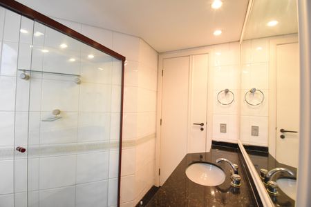 Apartamento à venda com 311m², 5 quartos e 3 vagasBanheiro 4