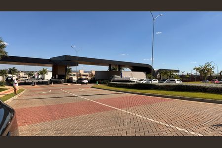 Casa de condomínio à venda com 160m², 4 quartos e 2 vagas Casa de condomínio à venda com 160m², 4 quartos e 2 vagasFachada e portaria
