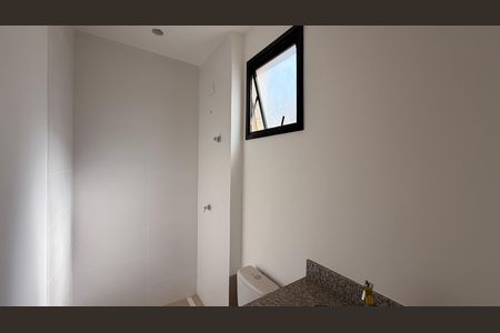 Casa de condomínio à venda com 160m², 4 quartos e 2 vagas Casa de condomínio à venda com 160m², 4 quartos e 2 vagasBanheiro da Suíte 1