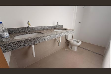 Casa de condomínio à venda com 160m², 4 quartos e 2 vagas Casa de condomínio à venda com 160m², 4 quartos e 2 vagasBanheiro da Suíte 3