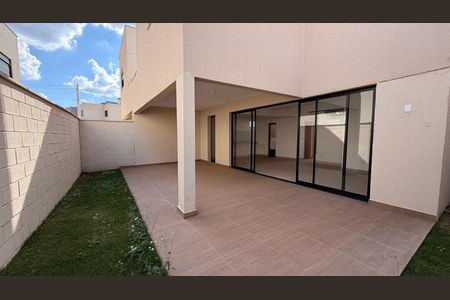 Casa de condomínio à venda com 160m², 4 quartos e 2 vagas Casa de condomínio à venda com 160m², 4 quartos e 2 vagasÁrea externa