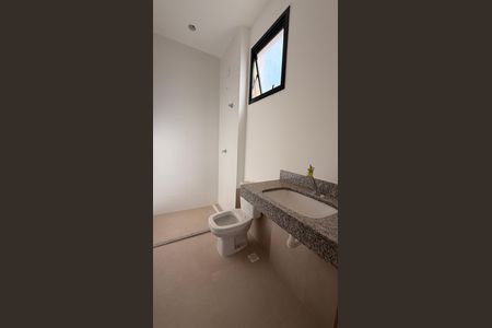 Casa de condomínio à venda com 160m², 4 quartos e 2 vagas Casa de condomínio à venda com 160m², 4 quartos e 2 vagasBanheiro da Suíte 1