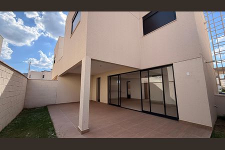 Casa de condomínio à venda com 160m², 4 quartos e 2 vagas Casa de condomínio à venda com 160m², 4 quartos e 2 vagasÁrea externa