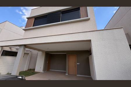 Casa de condomínio à venda com 160m², 4 quartos e 2 vagas Casa de condomínio à venda com 160m², 4 quartos e 2 vagasFachada