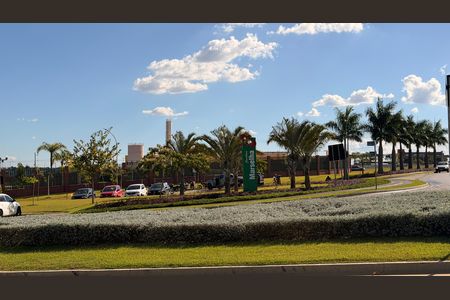 Casa de condomínio à venda com 160m², 4 quartos e 2 vagas Casa de condomínio à venda com 160m², 4 quartos e 2 vagasFachada e portaria