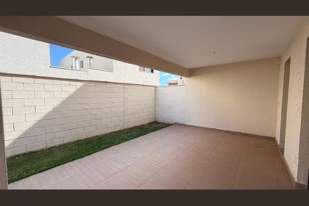 Casa de condomínio à venda com 160m², 4 quartos e 2 vagas Casa de condomínio à venda com 160m², 4 quartos e 2 vagasQuintal