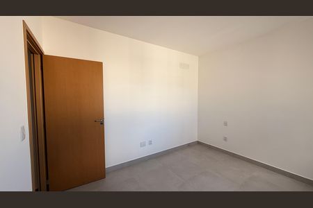 Casa de condomínio à venda com 160m², 4 quartos e 2 vagas Casa de condomínio à venda com 160m², 4 quartos e 2 vagasQuarto