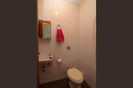 Casa para alugar com 95m², 2 quartos e 2 vagas Casa para alugar com 95m², 2 quartos e 2 vagasBanheiro de serviço