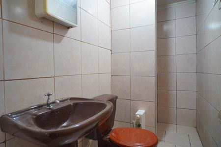 Banheiro  de apartamento para alugar com 1 quarto, 37m² em Humaitá, Porto Alegre
