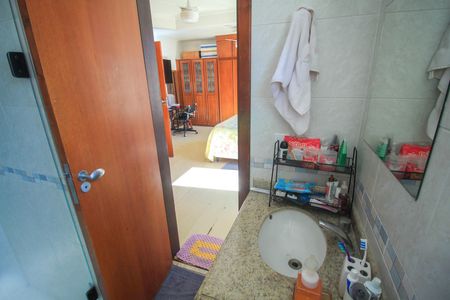 Casa de condomínio à venda com 225m², 3 quartos e 4 vagas