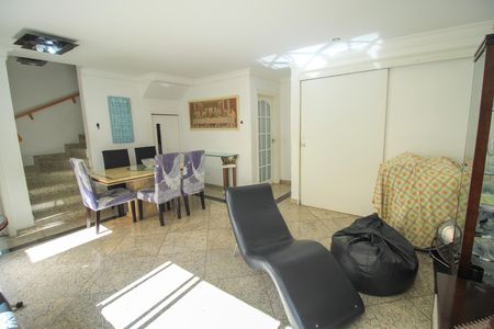 Casa de condomínio à venda com 225m², 3 quartos e 4 vagas