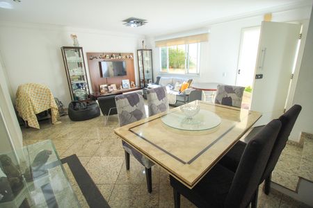Casa de condomínio à venda com 225m², 3 quartos e 4 vagas