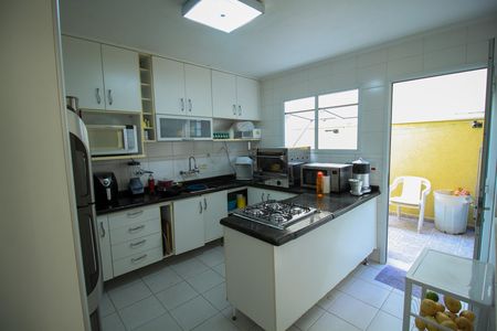 Casa de condomínio à venda com 225m², 3 quartos e 4 vagas