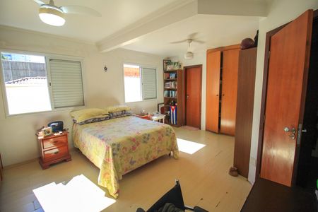 Casa de condomínio à venda com 225m², 3 quartos e 4 vagas