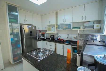 Casa de condomínio à venda com 225m², 3 quartos e 4 vagas