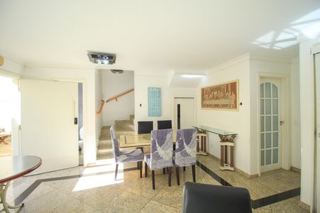Casa de condomínio à venda com 225m², 3 quartos e 4 vagas