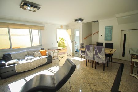 Casa de condomínio à venda com 225m², 3 quartos e 4 vagas