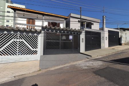 Casa à venda com 164m², 3 quartos e 2 vagasFachada
