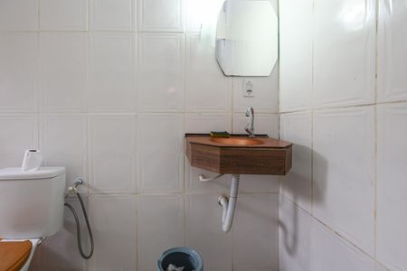Casa à venda com 100m², 3 quartos e 2 vagas Casa à venda com 100m², 3 quartos e 2 vagasBanheiro da Suíte