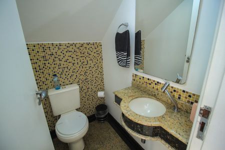 Casa de condomínio à venda com 200m², 3 quartos e 4 vagas