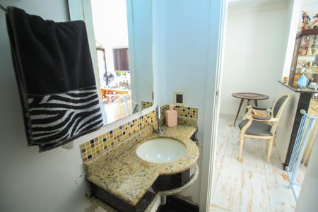 Casa de condomínio à venda com 200m², 3 quartos e 4 vagas