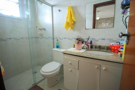 Casa de condomínio à venda com 200m², 3 quartos e 4 vagas