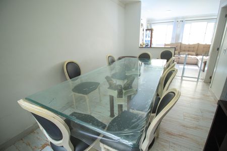 Casa de condomínio à venda com 200m², 3 quartos e 4 vagas