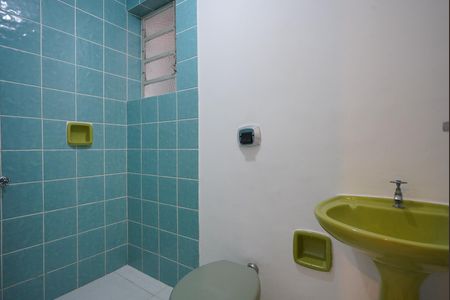 Banheiro de kitnet/studio para alugar com 1 quarto, 40m² em Cidade Baixa, Porto Alegre