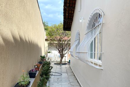 Corredor lateral externo de casa à venda com 3 quartos, 420m² em Cidade Nova, Belo Horizonte