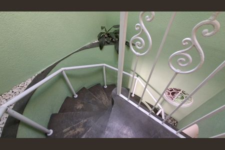 Casa para alugar com 215m², 3 quartos e 3 vagas Casa para alugar com 215m², 3 quartos e 3 vagasEscada