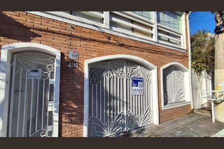 Casa para alugar com 215m², 3 quartos e 3 vagas Casa para alugar com 215m², 3 quartos e 3 vagasFachada