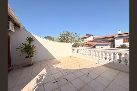 Casa à venda com 162m², 3 quartos e 3 vagasSuíte - Varanda