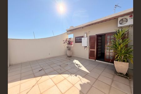 Casa à venda com 162m², 3 quartos e 3 vagasSuíte - Varanda