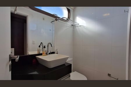Banheiro de apartamento à venda com 1 quarto, 79m² em Cambuí, Campinas