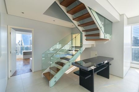 Apartamento à venda com 106m², 3 quartos e 2 vagas Apartamento à venda com 106m², 3 quartos e 2 vagasEscada