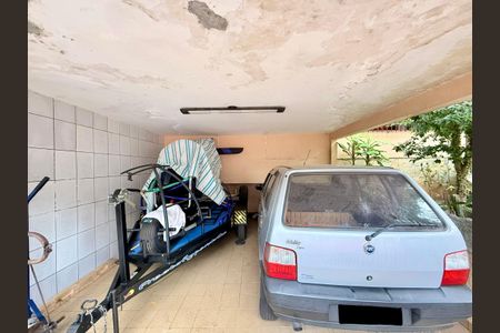 Garagem de casa à venda com 3 quartos, 110m² em Campo Grande, São Paulo