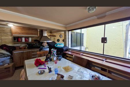 Casa à venda com 240m², 4 quartos e 2 vagasChurrasqueira
