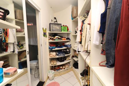 Casa de condomínio para alugar com 200m², 3 quartos e 2 vagas Casa de condomínio para alugar com 200m², 3 quartos e 2 vagasCloset da suíte 2