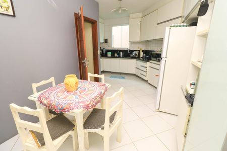 Casa de condomínio para alugar com 200m², 3 quartos e 2 vagas Casa de condomínio para alugar com 200m², 3 quartos e 2 vagasCozinha