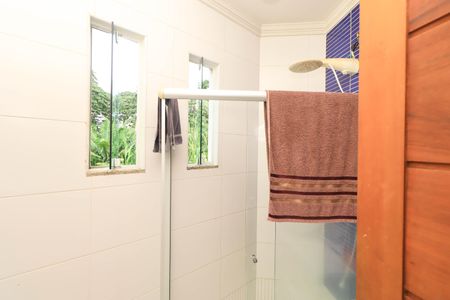 Casa de condomínio para alugar com 200m², 3 quartos e 2 vagas Casa de condomínio para alugar com 200m², 3 quartos e 2 vagasBanheiro da Suíte 1