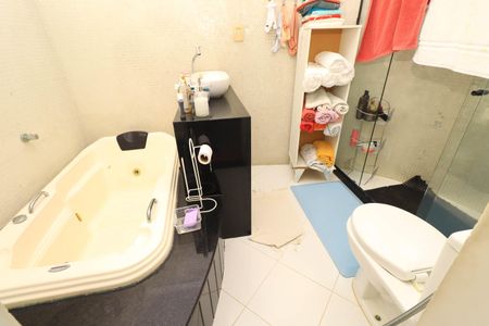 Casa de condomínio para alugar com 200m², 3 quartos e 2 vagas Casa de condomínio para alugar com 200m², 3 quartos e 2 vagasBanheiro da Suíte 2